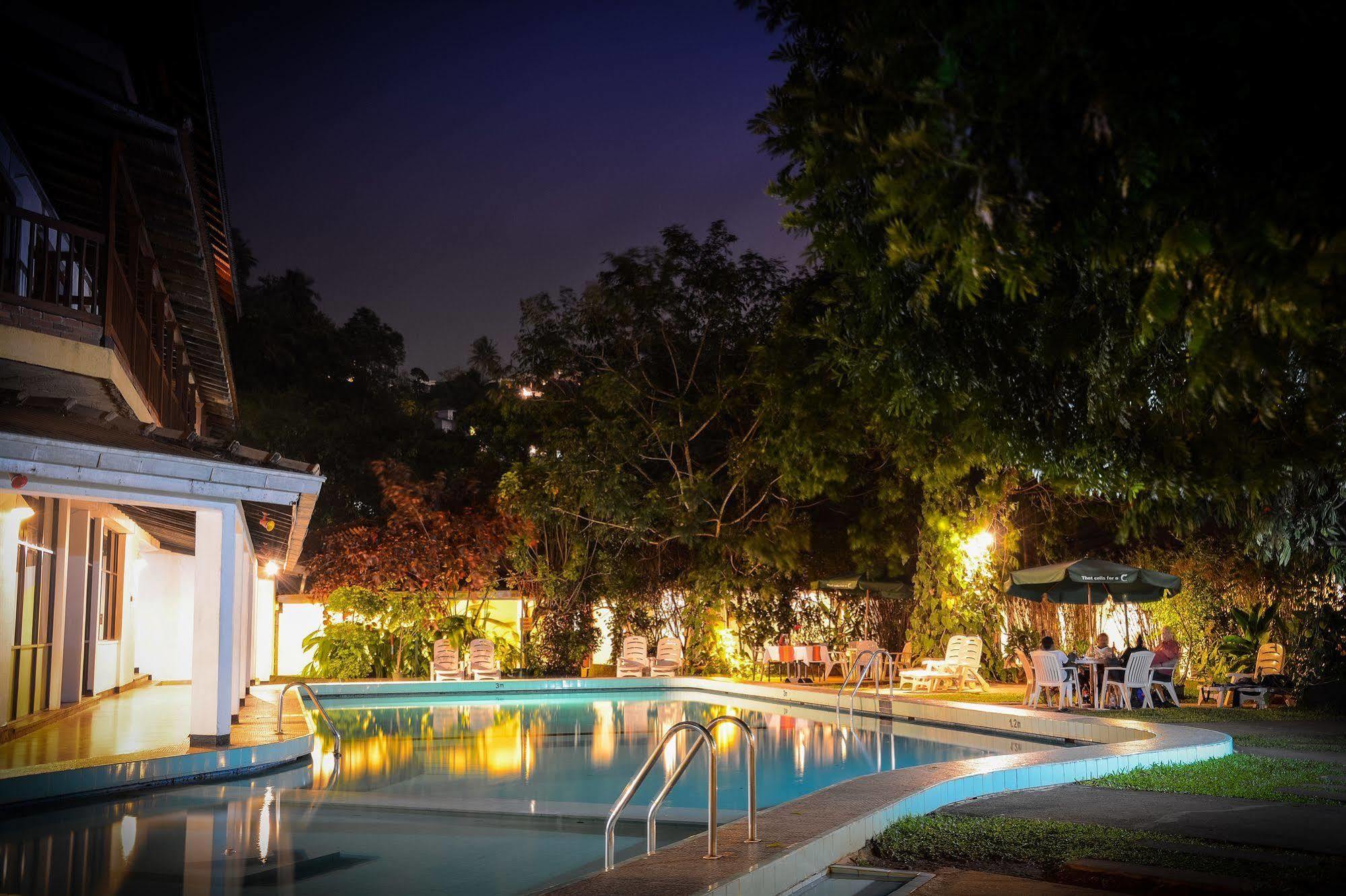 Hotel Hilltop Канди Экстерьер фото